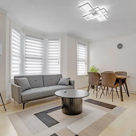 Luxury House London Near Subway Station Apartment